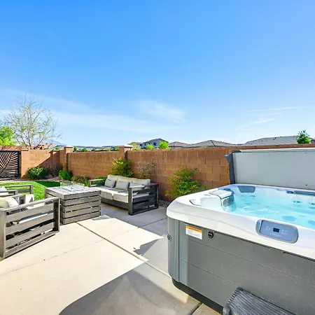 Community Pool And Private Hot Tub Washington Home!